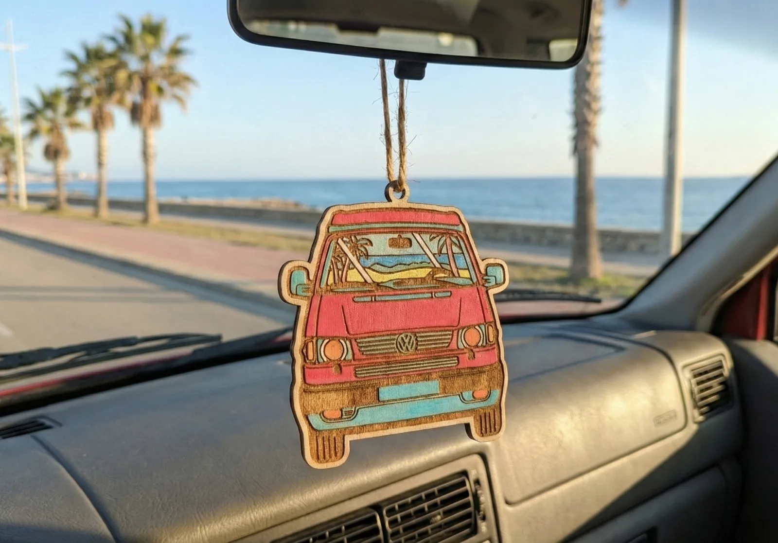 Colgador de retrovisor Volkswagen T4 – Madera grabada y pintada a mano - vista 2